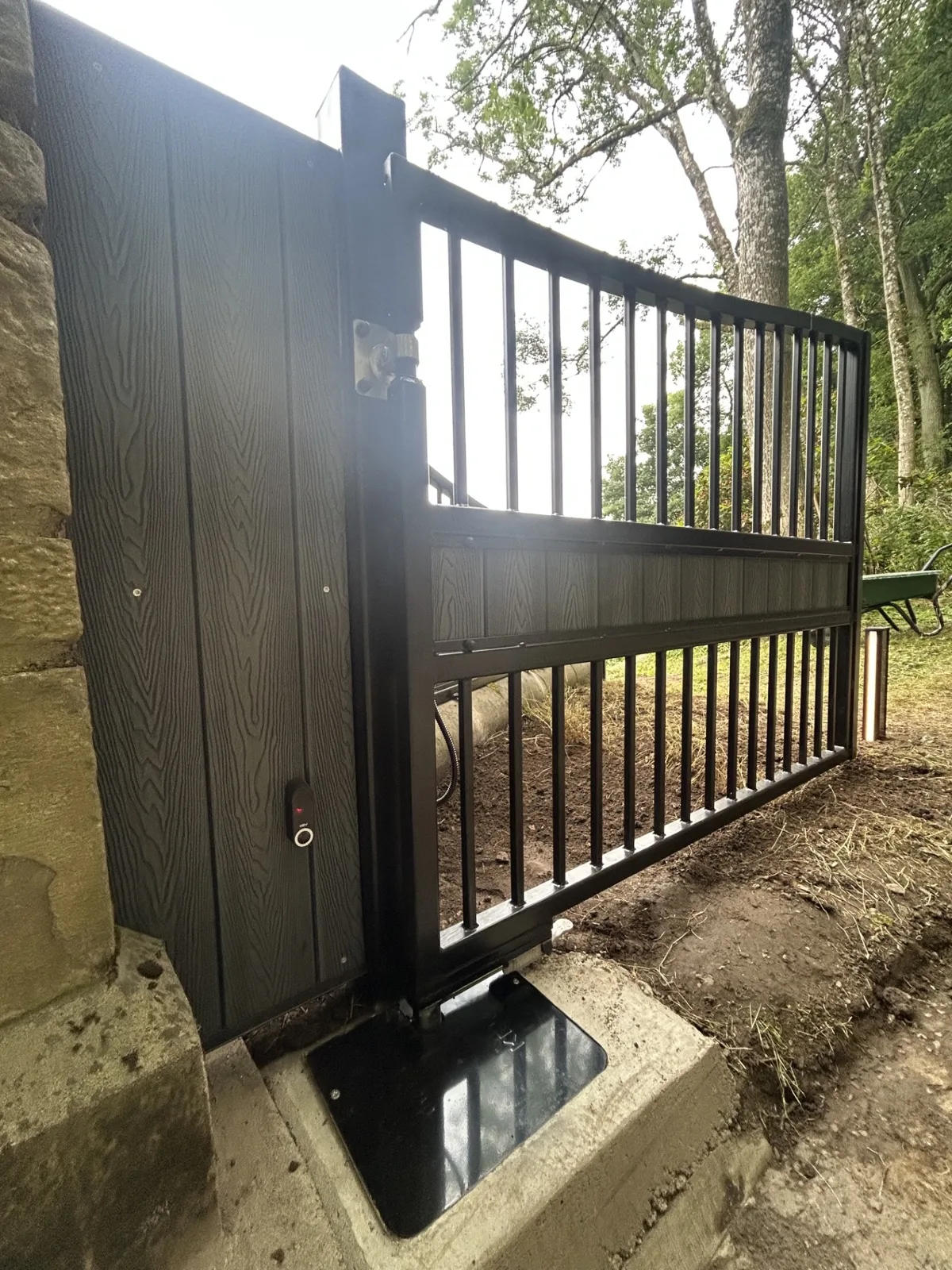Composite sliding gate with KEY Automation drive Black composite sliding gate with KEY Automation underground motor housing installed by KLR Design Limited